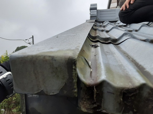 金属屋根の塗膜剥離